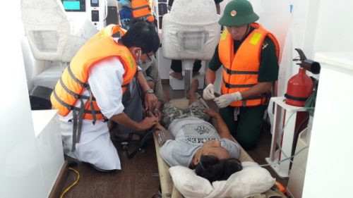 Kịp thời cấp cứu một ngư dân bị xuất huyết dạ dày trên biển