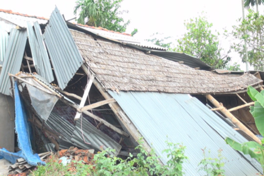 13 căn nhà bị sập và tốc mái sau trận mưa giông