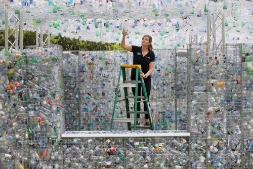 Chiêm ngưỡng ngôi nhà được xây dựng từ 15.000 chai nhựa