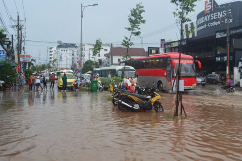 Lấp suối xây nhà, người dân Phú Quốc khốn khổ vì ngập úng