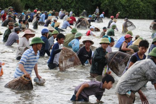 Cuối tuần, người dân nô nức xuống đầm dự lễ hội đánh cá Đồng Hoa