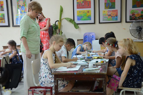 Hàng trăm trẻ em háo hức tham gia cuộc thi vẽ tranh vì hòa bình