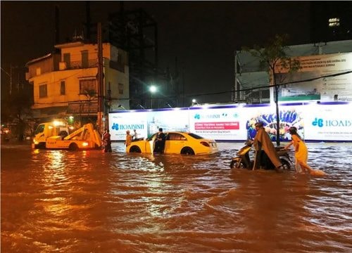 Mưa lớn kéo dài, Sài Gòn ngập nặng