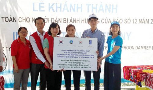 Bàn giao 5 ngôi nhà phòng chống bão lụt tại Quảng Nam