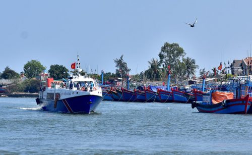 Điều 12 tàu cao tốc đưa du khách kẹt ở đảo Lý Sơn vào bờ