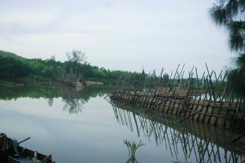 Mưa lớn làm vỡ đập ngăn mặn trên sông Trà Bồng