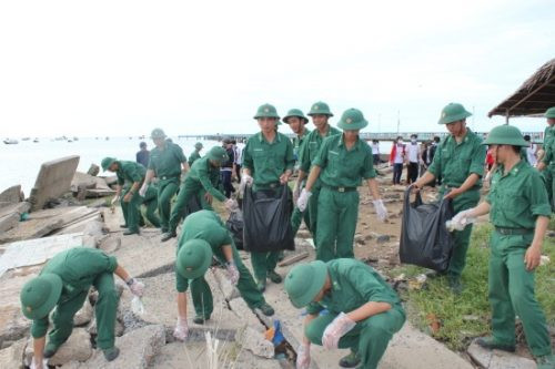 Tuổi trẻ Tiền Giang chung tay dọn sạch bờ biển