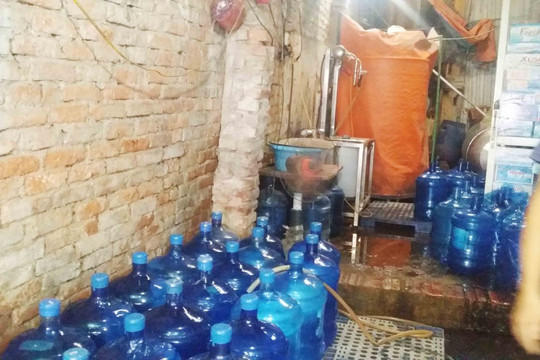 Tp. Hà Nội: Hàng chục cơ sở sản xuất nước uống đóng chai, đá dùng liền bị xử phạt