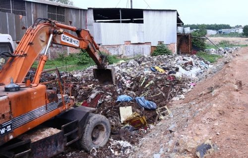 Bắt quả tang cơ sở chôn lấp gần 80 tấn chất thải công nghiệp trái phép