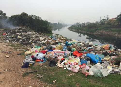 Thường Tín: Người dân kêu cứu vì rác thải tràn ngập hai bên bờ sông Nhuệ