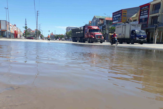 Hà Tĩnh: Xuất hiện Hồ nước dị thường tại ngã ba đường khiến người dân đi lại khó khăn