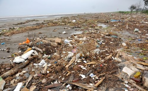 Từ Hà Nội ra Biển Đông: Hành trình li kì của một… túi rác?