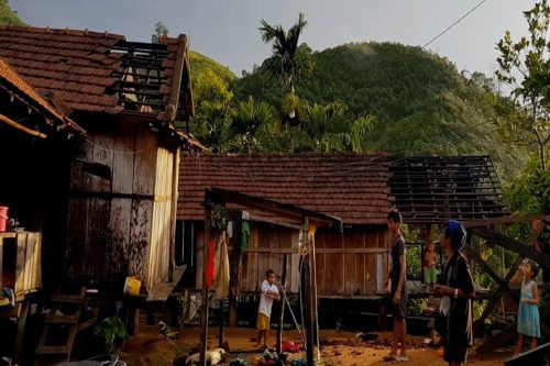 Lốc xoáy cuốn bay hàng chục mái nhà dân tại Quảng Ngãi