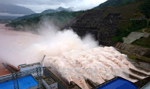 Thủy điện Lai Châu đang vận hành 5 cửa xả tràn điều tiết lũ