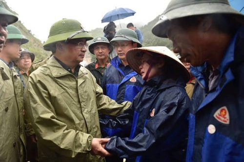 Phó thủ tướng yêu cầu khẩn trương cứu trợ đồng bào nơi bị thiệt hại bởi bão lũ