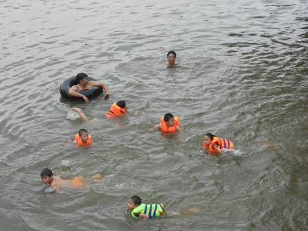 Mỗi năm, có khoảng 2.000 trẻ em Việt Nam bị đuối nước