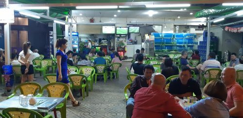 “Nở rộ” quán ăn lề đường trong mùa World Cup