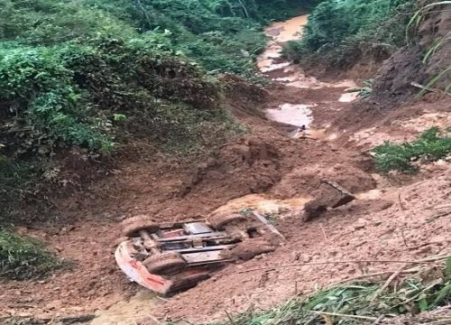 Lai Châu: Lở đất kinh hoàng cuốn theo 2 máy xúc xuống vực