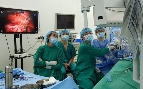 Lần đầu tiên “người máy” phẫu thuật lấy thận ghép từ người sống tại Việt Nam