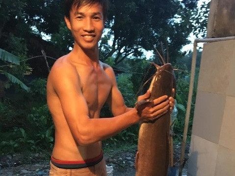 Ngư dân Vĩnh Long bắt được cá trê “khủng” nặng gần 12kg