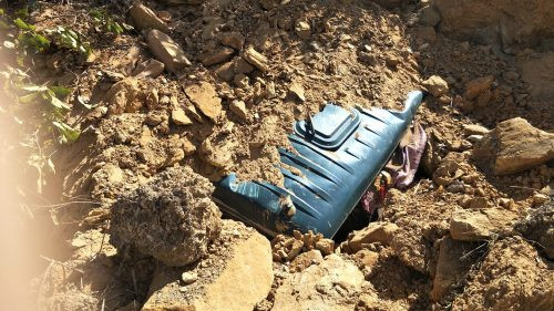 Hà Tĩnh: Mỏ đất đang khai thác bất ngờ đổ sập, vùi lấp hai xe ô tô