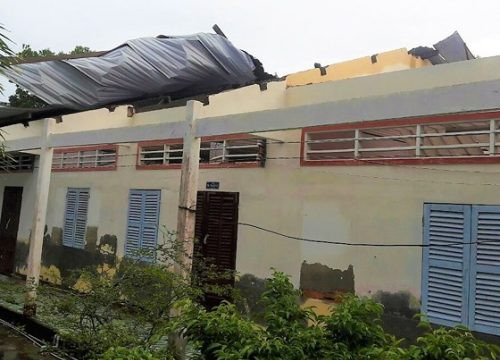 Cà Mau: Lốc xoáy khiến 6 nhà dân bị tốc mái