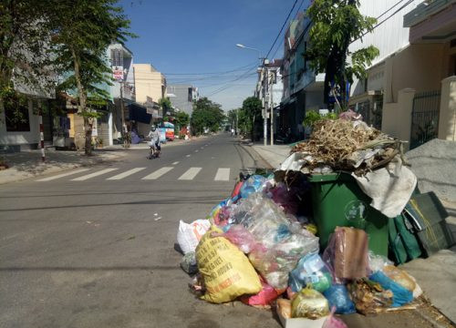 Người dân chặn xe chở rác, hơn 800 tấn rác bốc mùi “ùn ứ” khắp TP Quảng Ngãi