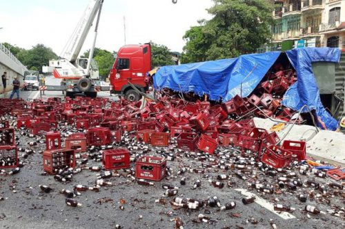 Thanh Hóa: Xe đầu kéo nổ lốp hàng nghìn chai bia phủ kín mặt đường