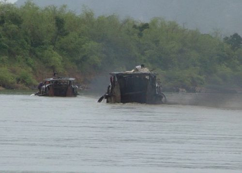 Quảng Bình: Truy đuổi 4 thuyền “cát tặc” bỏ chạy khi bị phát hiện
