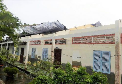 Dông lốc làm sập và tốc mái hơn 100 căn nhà ở Cà Mau