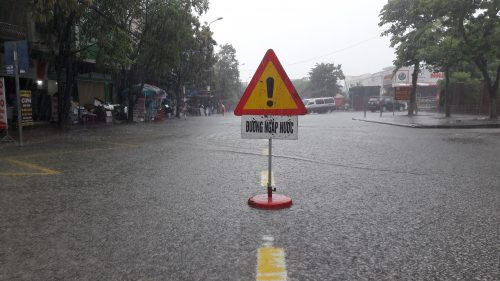 Áp thấp nhiệt đới gây mưa lớn, nhiều tuyến phố ở Hà Tĩnh ngập sâu trong nước