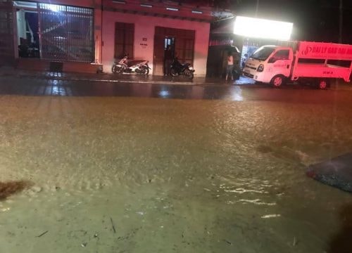 Người dân Sa Pa “liều mình” đi qua dòng nước lũ