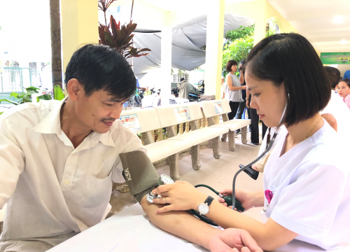 Bệnh viện Nam Thăng Long tổ chức khám và cấp phát thuốc miễn phí cho thương bệnh binh