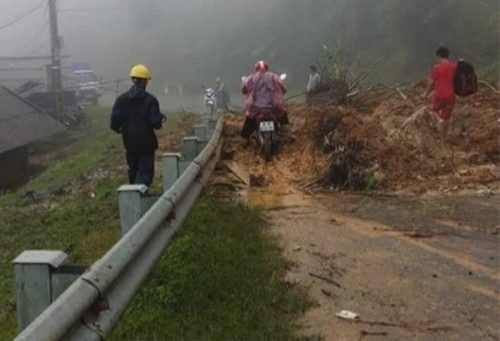 Nhiều tuyến quốc lộ từ Thanh Hóa đến Nghệ An bị ngập úng và sạt lở gây ùn tắc giao thông