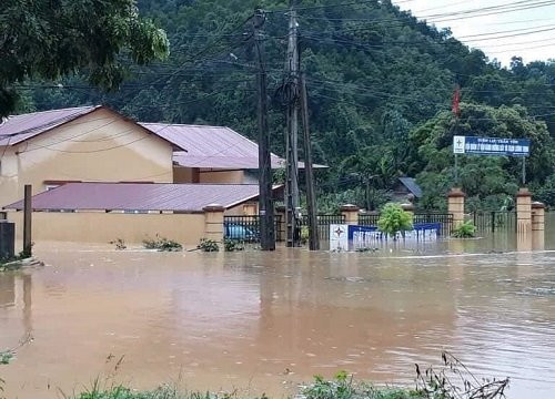 Hội Chữ thập đỏ Việt Nam cứu trợ 216 triệu đồng cho người dân bị ảnh hưởng mưa lũ tại tỉnh Yên Bái