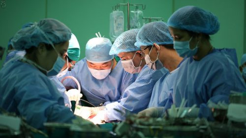 Phẫu thuật thành công ca ghép gan đầu tiên từ người cho sống