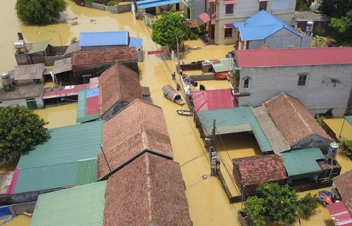 Hà Nội: Ba ngày sau trận mưa lớn, nước vẫn ngập trong nhà nửa mét
