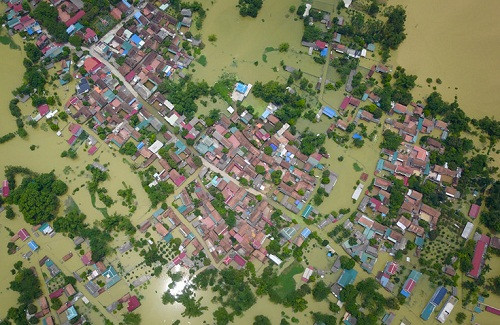 Hơn 4000 người ở Hà Nội vẫn bị cô lập trong nước lũ