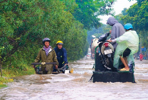 Đường gom đại lộ Thăng Long “hễ mưa là lụt”, đâu là nguyên nhân?