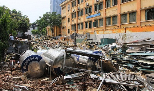 Sau cưỡng chế, đường Phan Kế Bính thành bãi rác “khổng lồ”