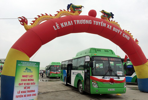 Xe buýt nhiên liệu sạch chính thức đưa vào sử dụng tại Hà Nội