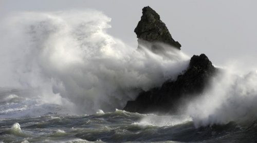 Vùng áp thấp trên biển Đông đang mạnh lên, gió giật mạnh cấp 8