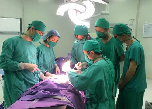Quảng Ninh: Phẫu thuật mở sọ lấy máu tụ ngoài màng cứng cho bé trai 2 tuổi