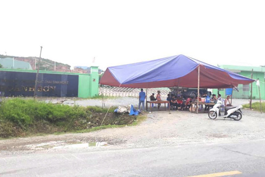 Hà Tĩnh: Người dân vẫn dựng rạp chặn cổng nhà máy xử lý rác gây ô nhiễm