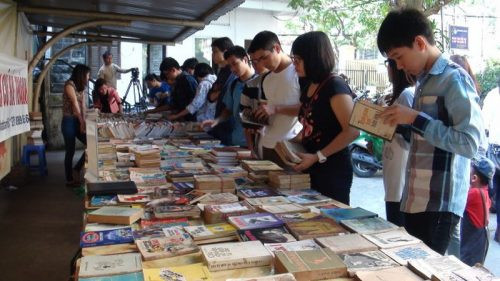 Tìm lại lịch sử trong hội chợ sách cũ Hà Nội vào giữa tháng 8