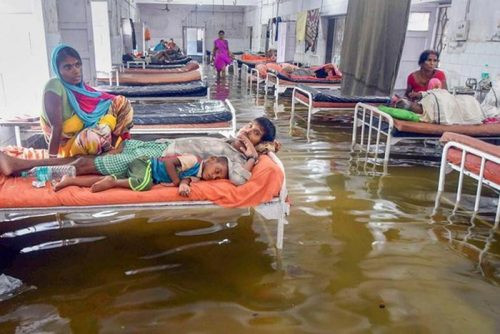 Ấn Độ: Mưa lũ hoành hành khiến 900 người thiệt mạng