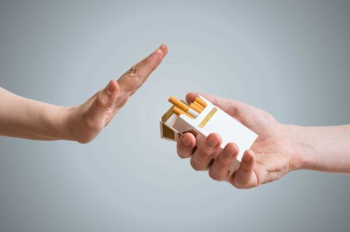 Hút thuốc lá nơi công cộng: “Đã cấm nhưng vẫn hút”