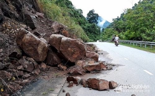 Nghệ An: Nhiều tuyến đường tiếp tục bị sạt lở sau mưa bão