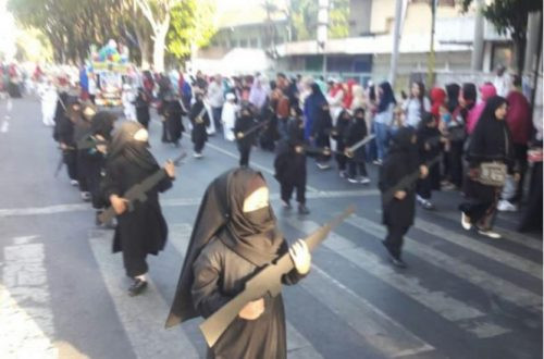 Indonesia: Cho học sinh ăn mặc kiểu IS, Hiệu trưởng bị chỉ trích