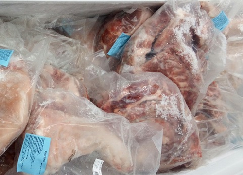 Phát hiện cơ sở kinh doanh 120kg thịt lợn hết hạn sử dụng